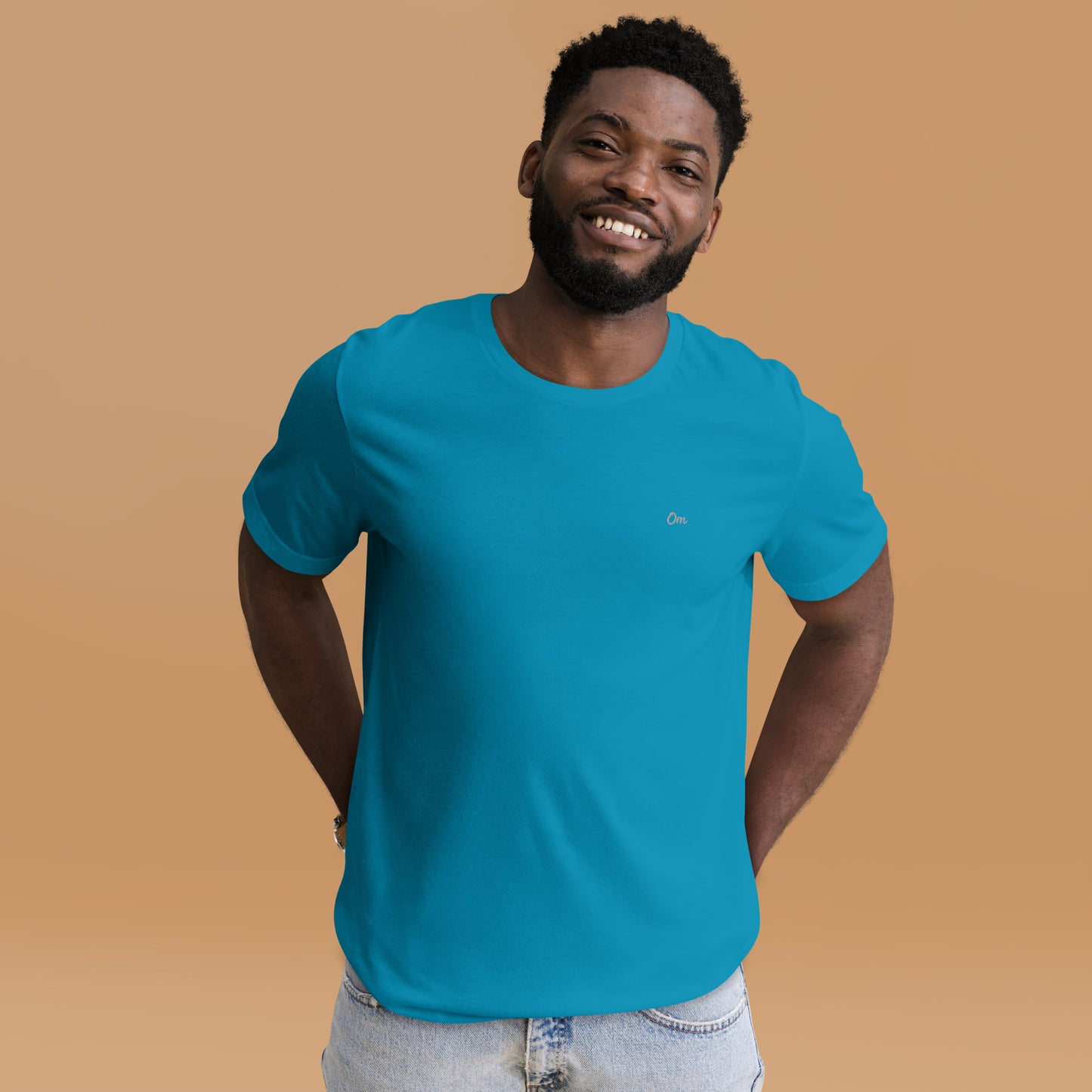 Om Sutil Hombre: Camiseta con Bordado Plateado para Él