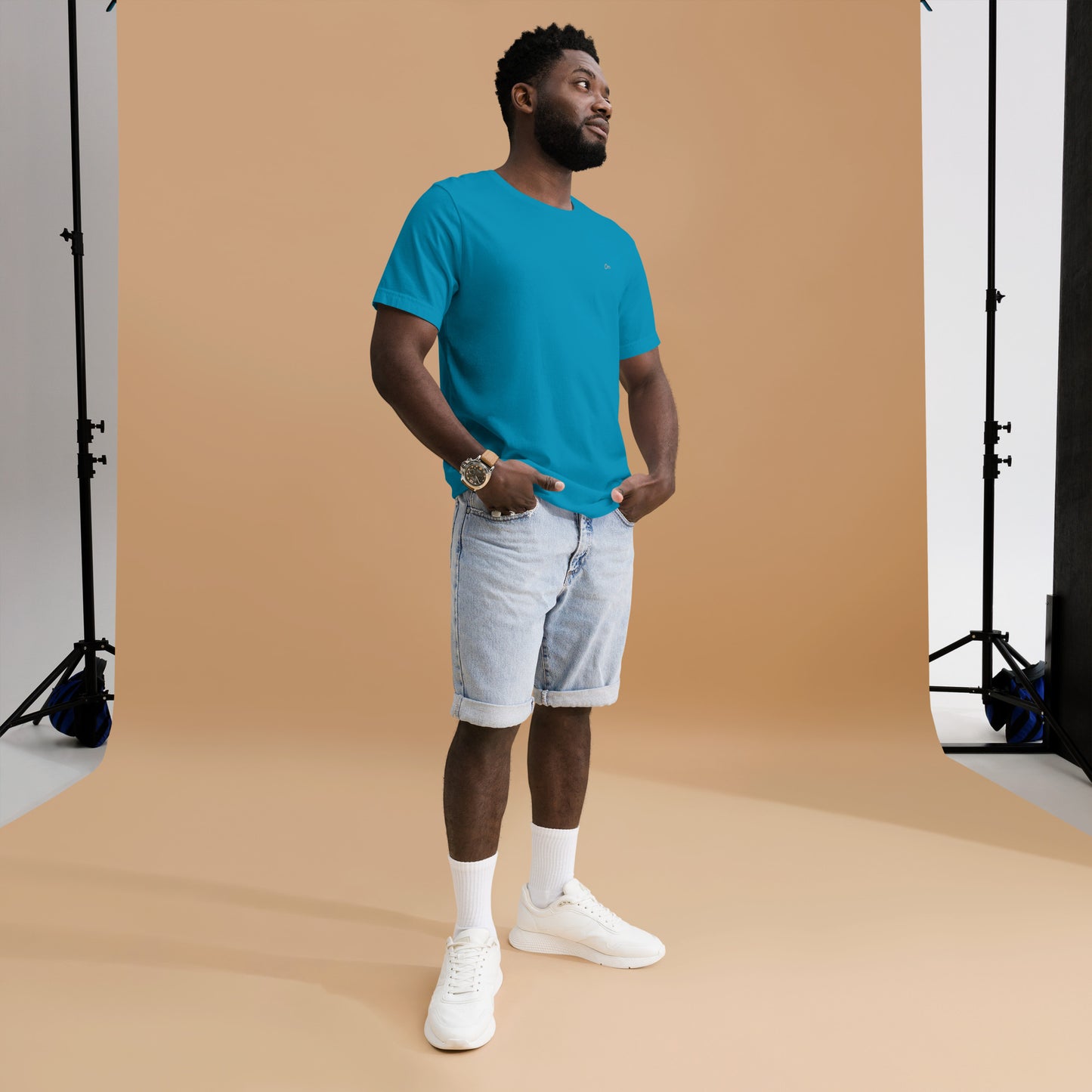 Om Sutil Hombre: Camiseta con Bordado Plateado para Él