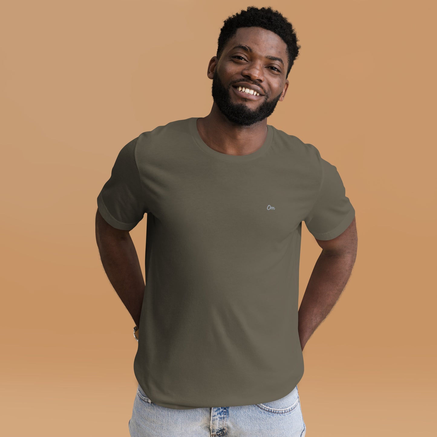 Om Sutil Hombre: Camiseta con Bordado Plateado para Él