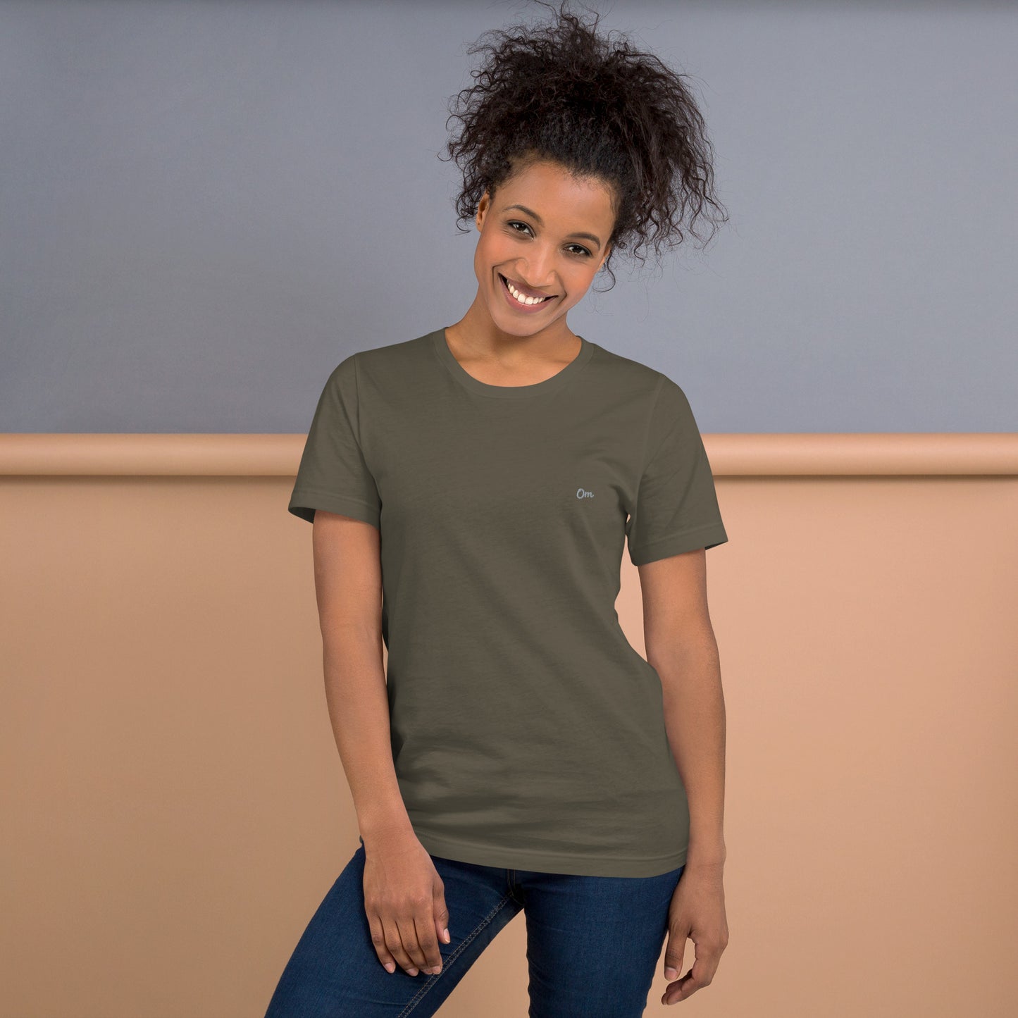 Om Sutil Mujer: Camiseta con Bordado Plateado para Ella