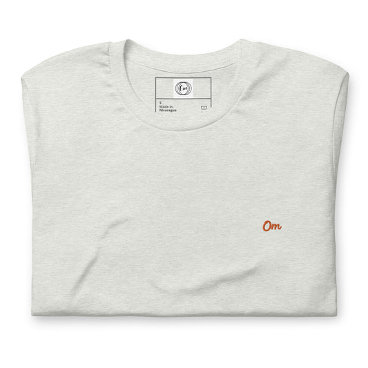 Om Esencial: Camiseta Premium con Diseño Sutil