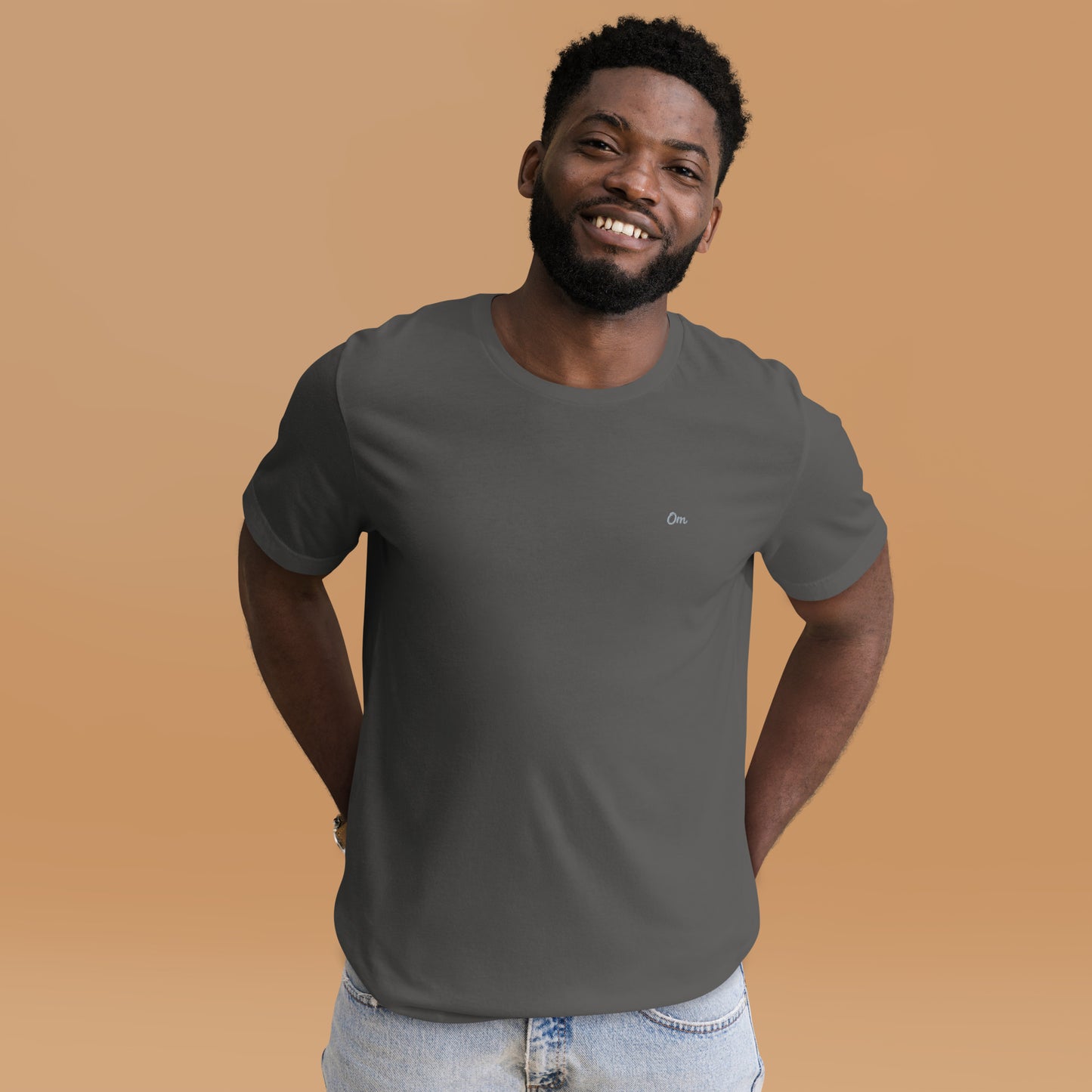 Om Sutil Hombre: Camiseta con Bordado Plateado para Él