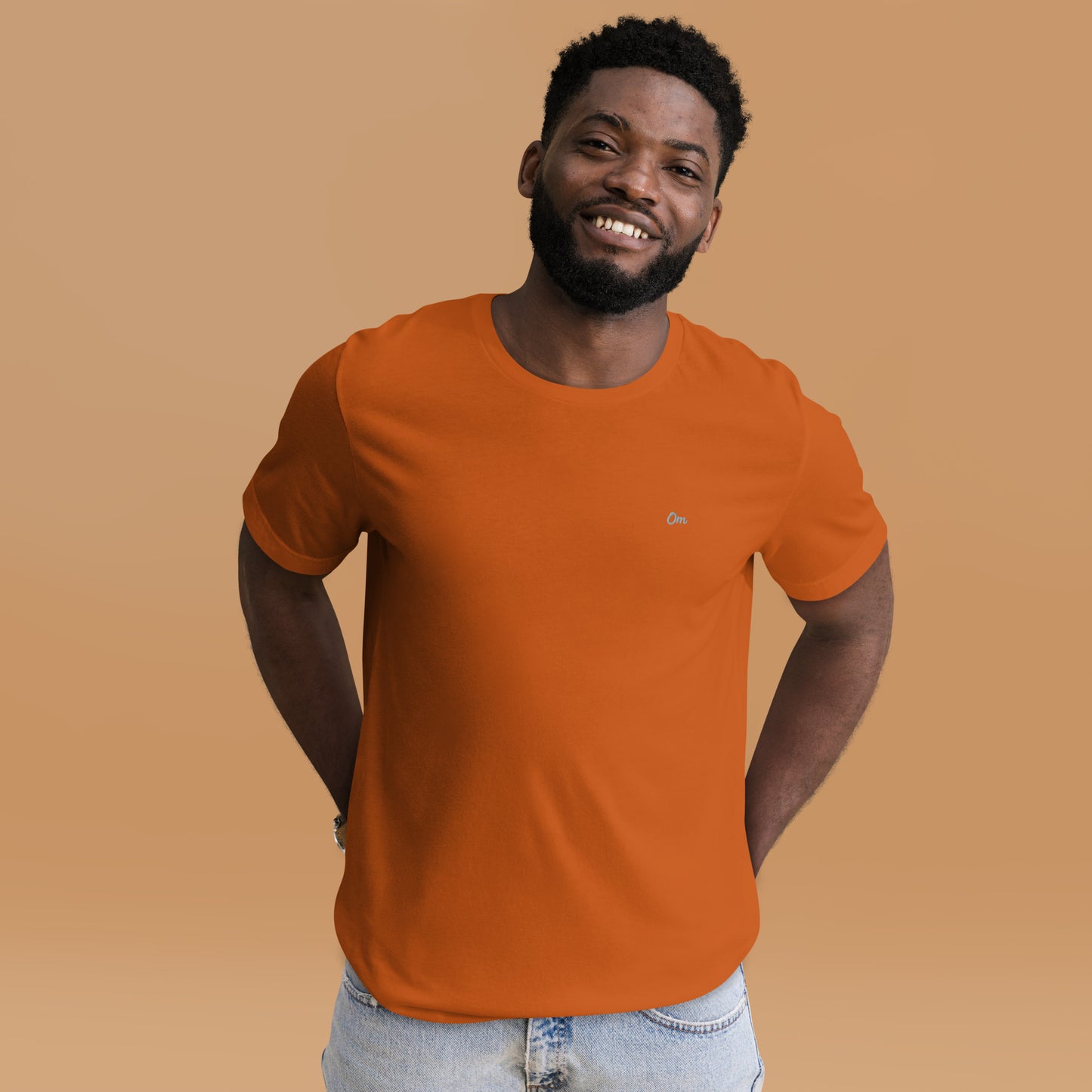 Om Sutil Hombre: Camiseta con Bordado Plateado para Él