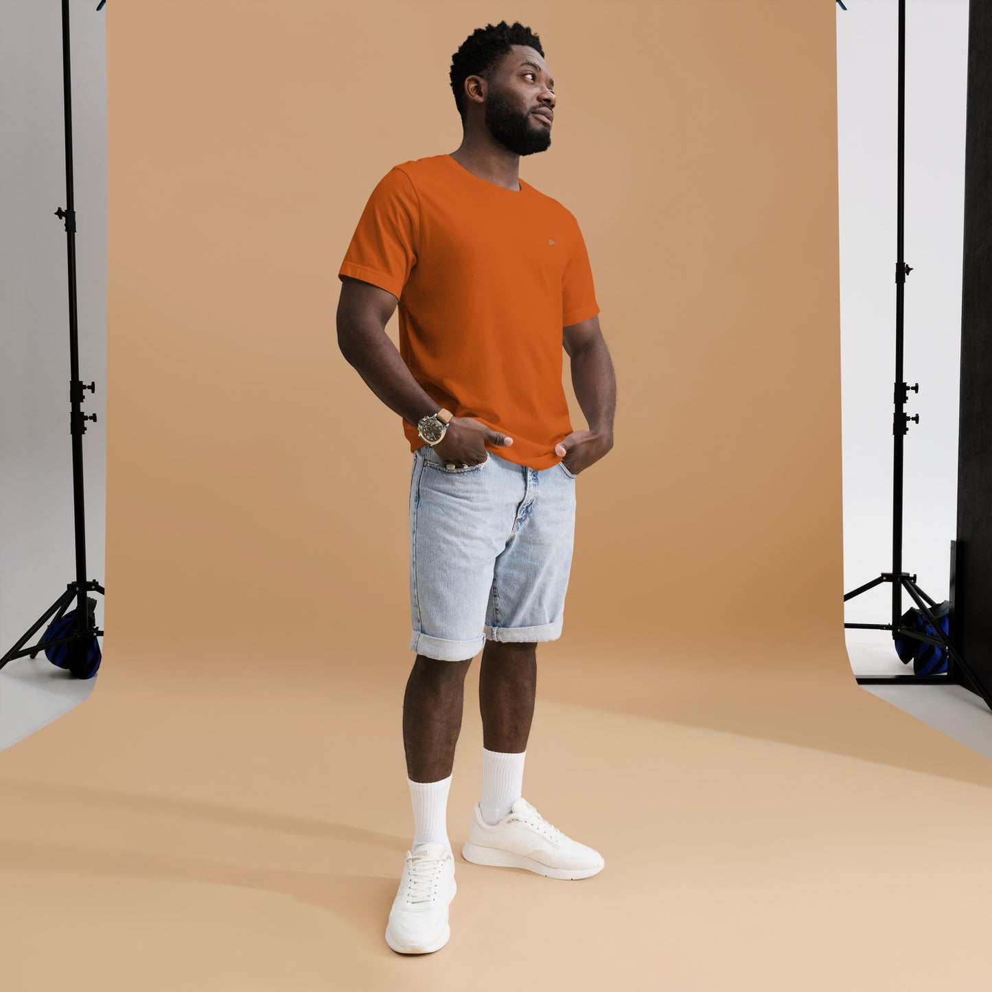 Om Sutil Hombre: Camiseta con Bordado Plateado para Él