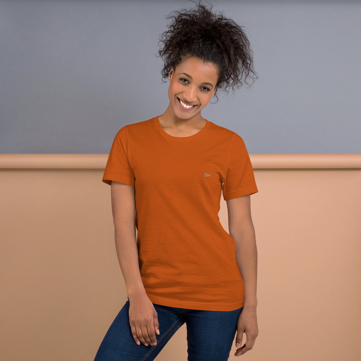 Om Sutil Mujer: Camiseta con Bordado Plateado para Ella