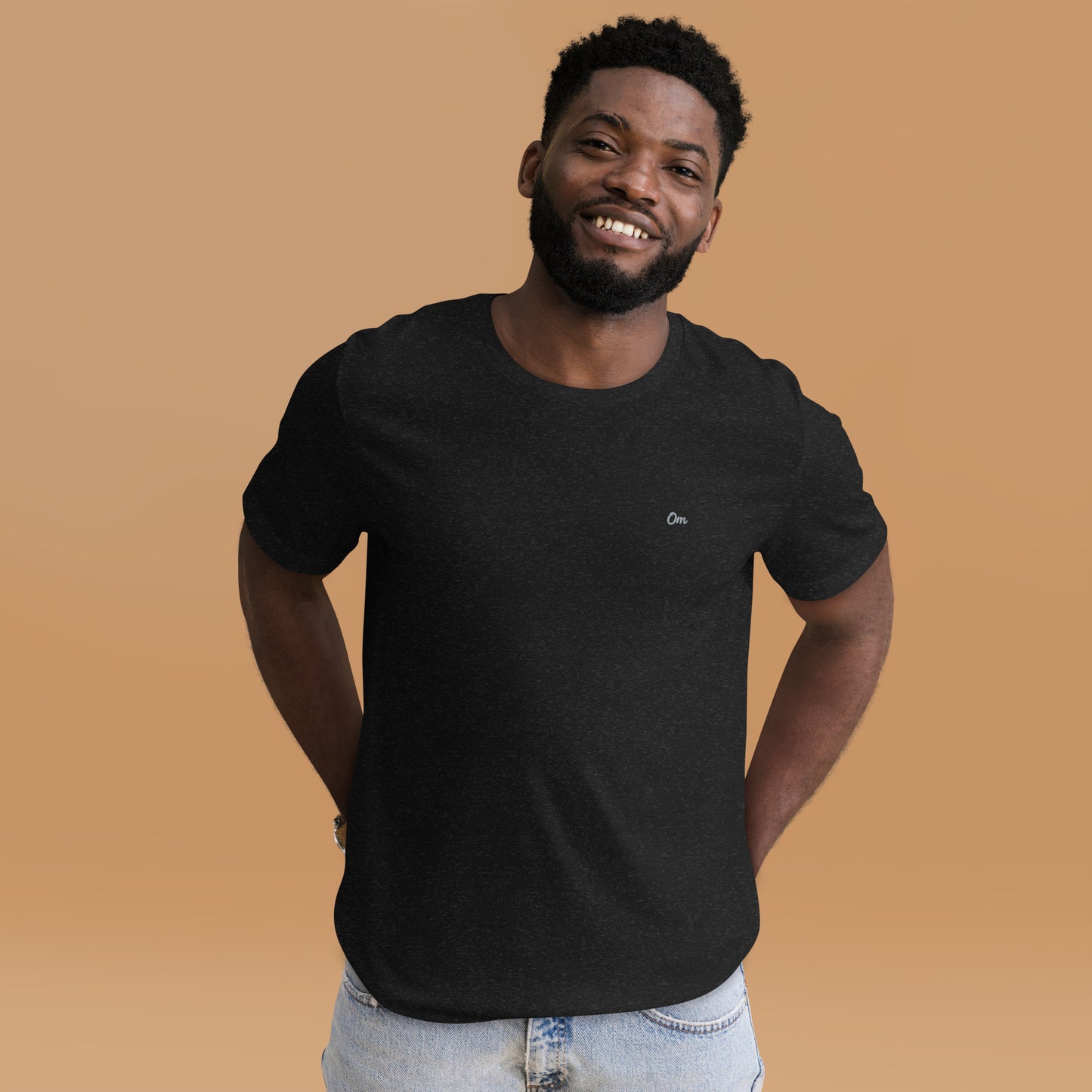 Om Sutil Hombre: Camiseta con Bordado Plateado para Él