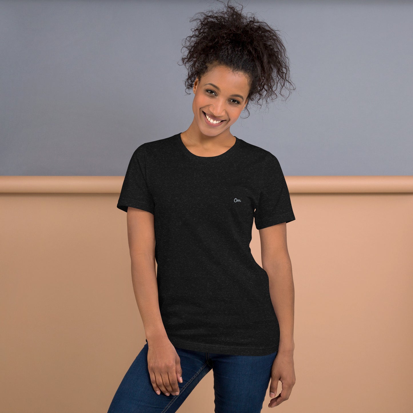 Om Sutil Mujer: Camiseta con Bordado Plateado para Ella
