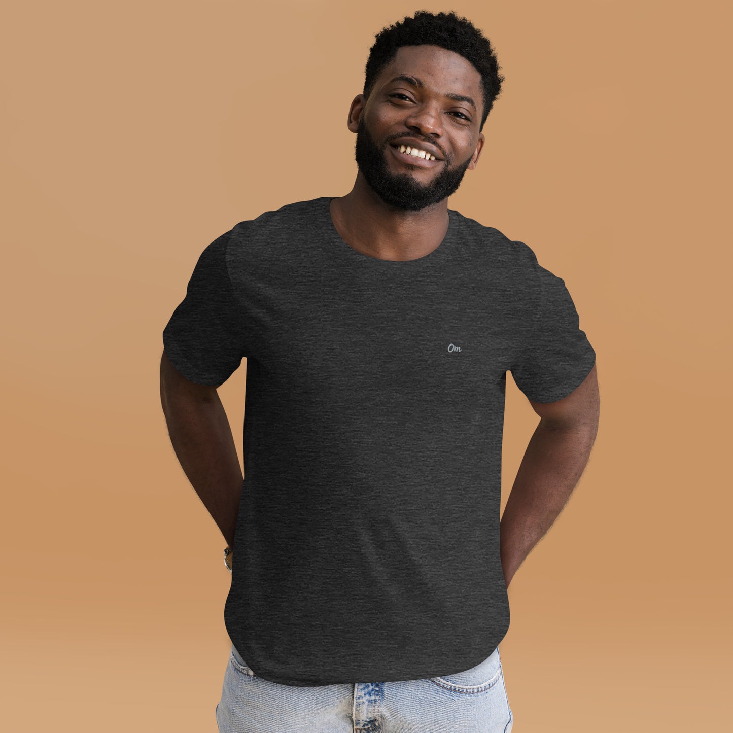Om Sutil Hombre: Camiseta con Bordado Plateado para Él