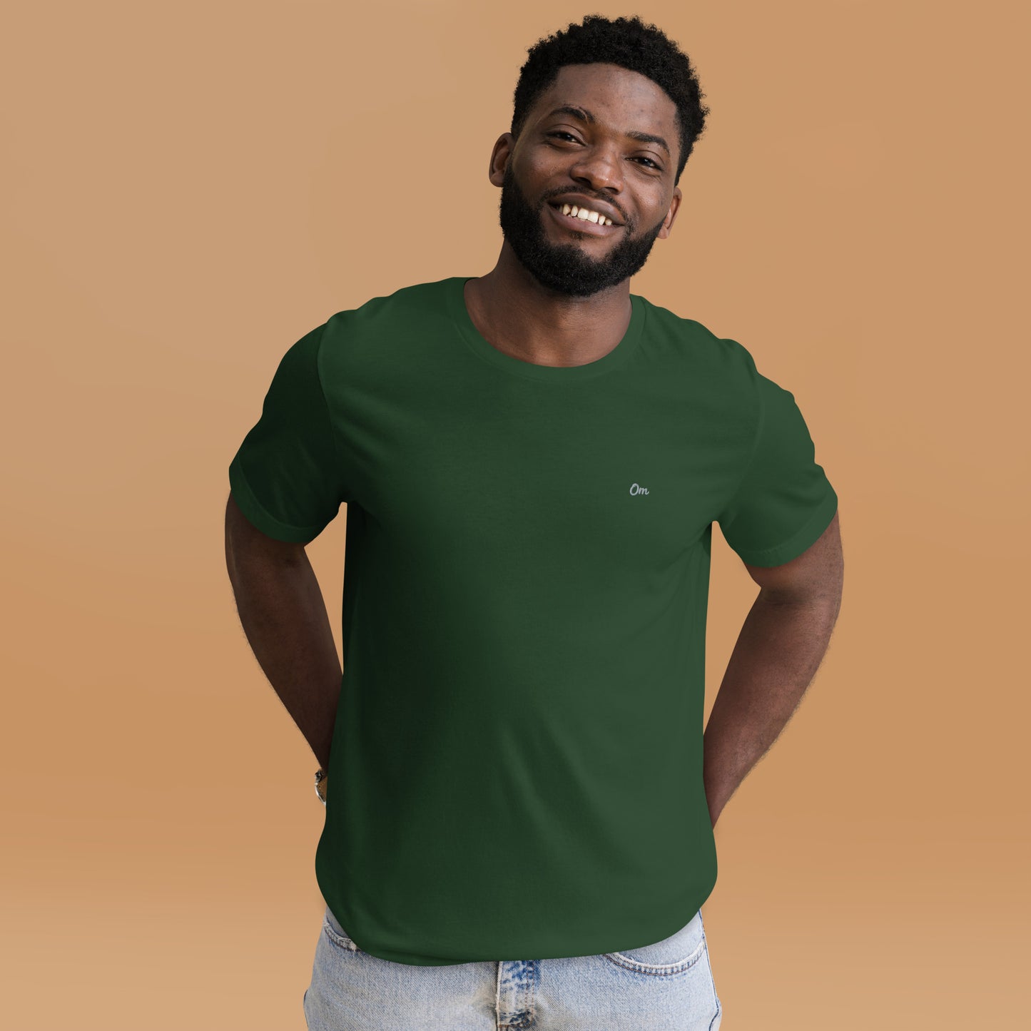 Om Sutil Hombre: Camiseta con Bordado Plateado para Él