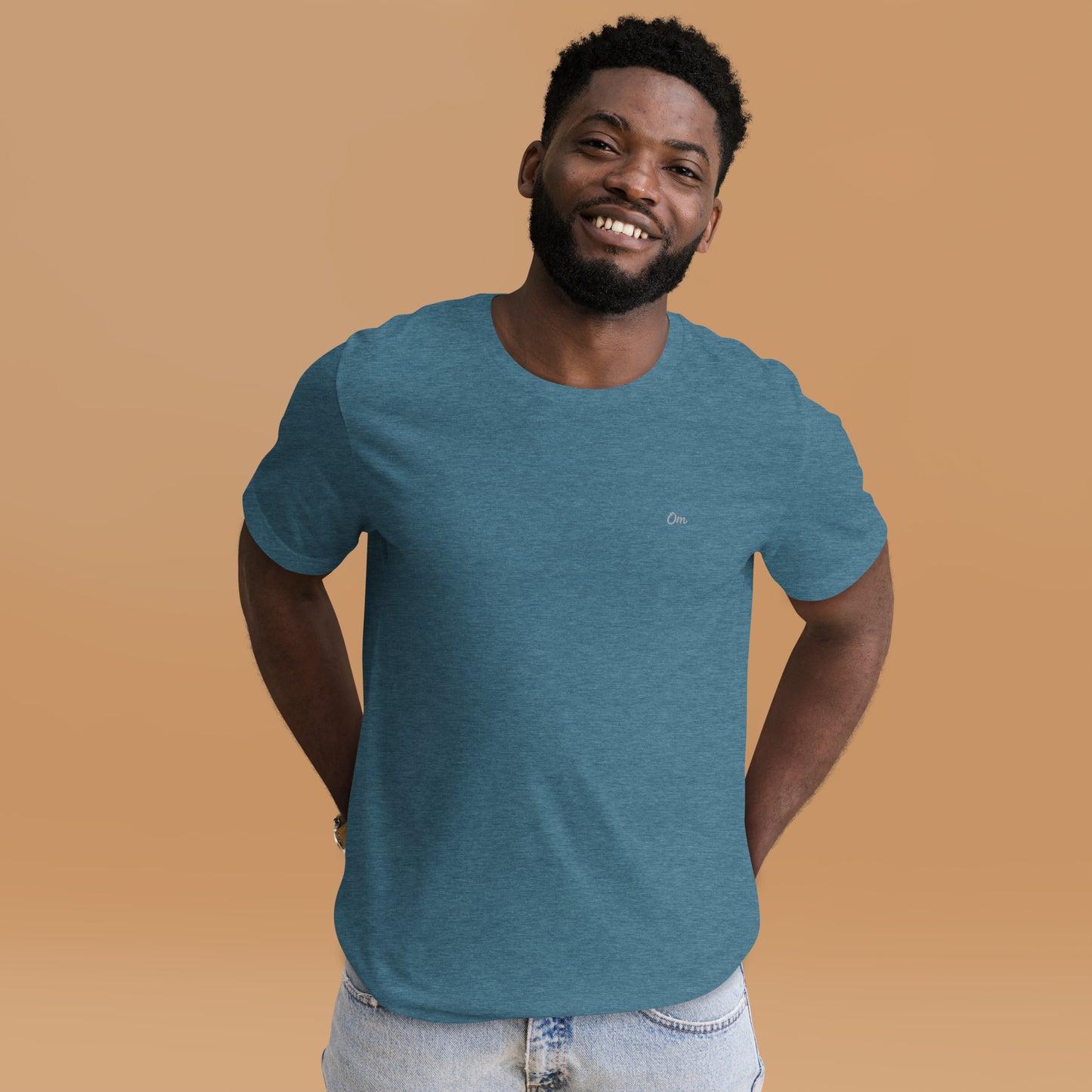 Om Sutil Hombre: Camiseta con Bordado Plateado para Él