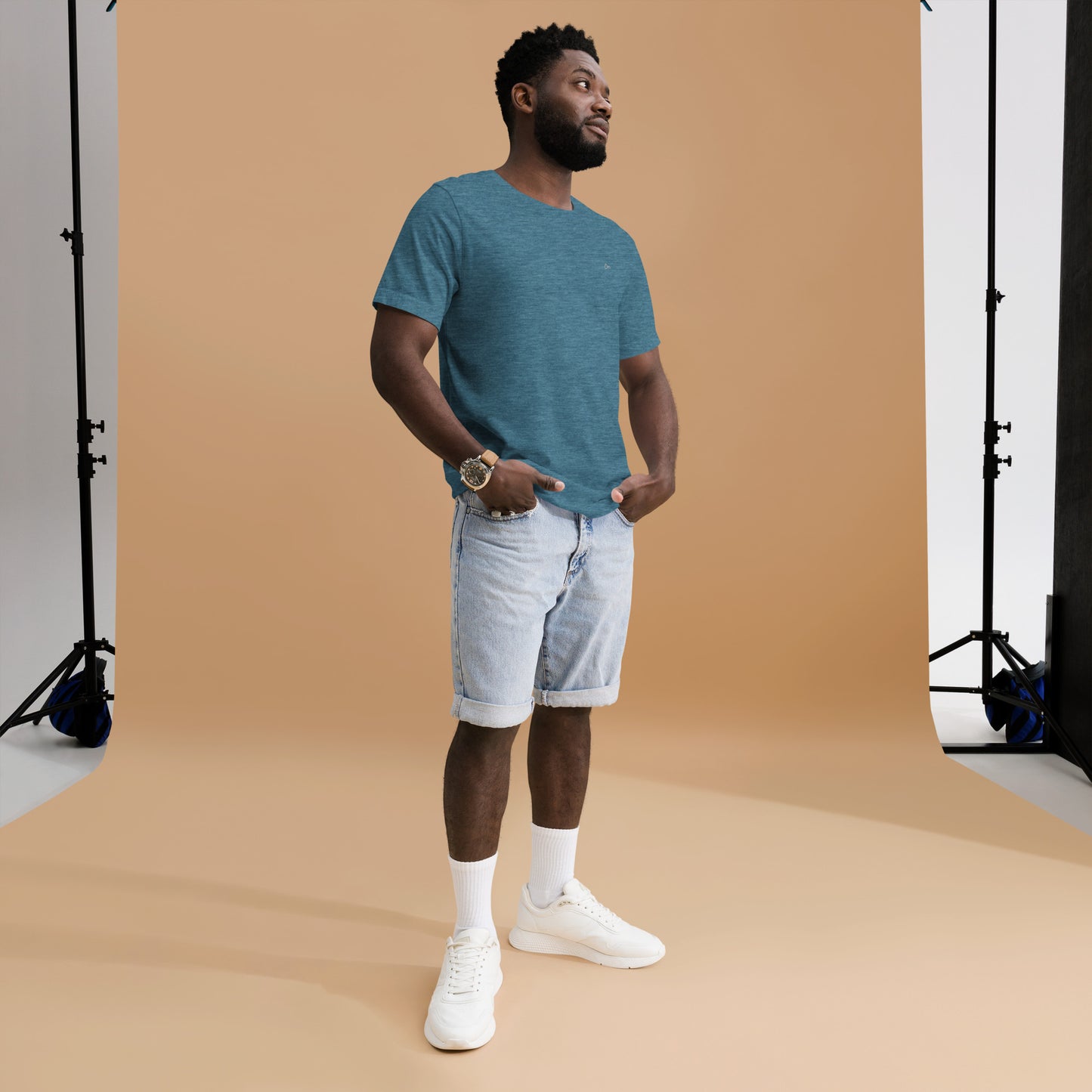 Om Sutil Hombre: Camiseta con Bordado Plateado para Él