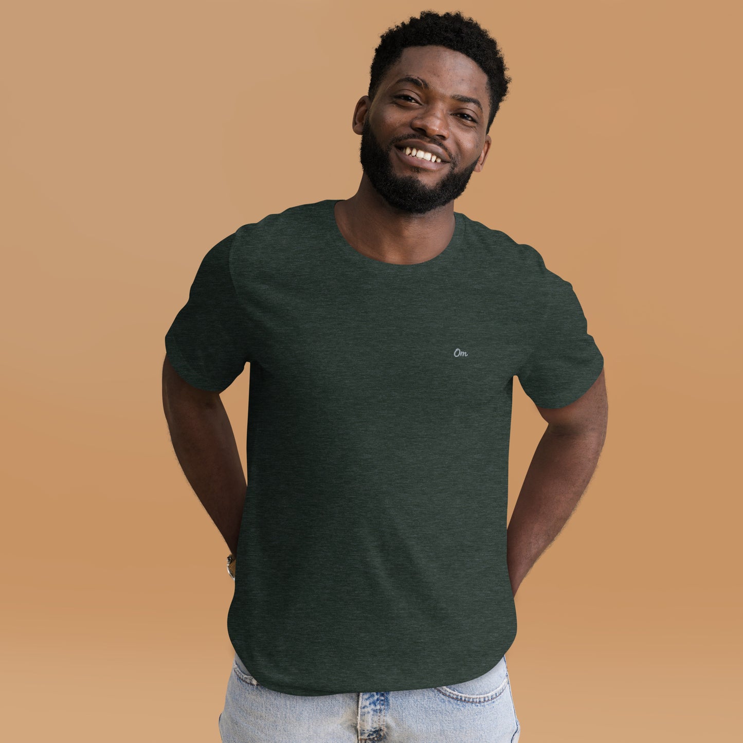 Om Sutil Hombre: Camiseta con Bordado Plateado para Él