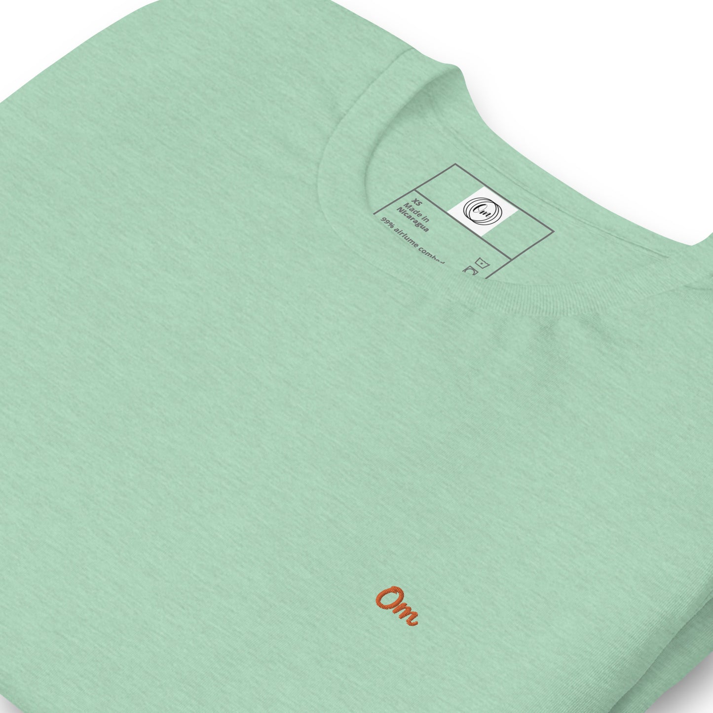Om Esencial: Camiseta Premium con Diseño Sutil