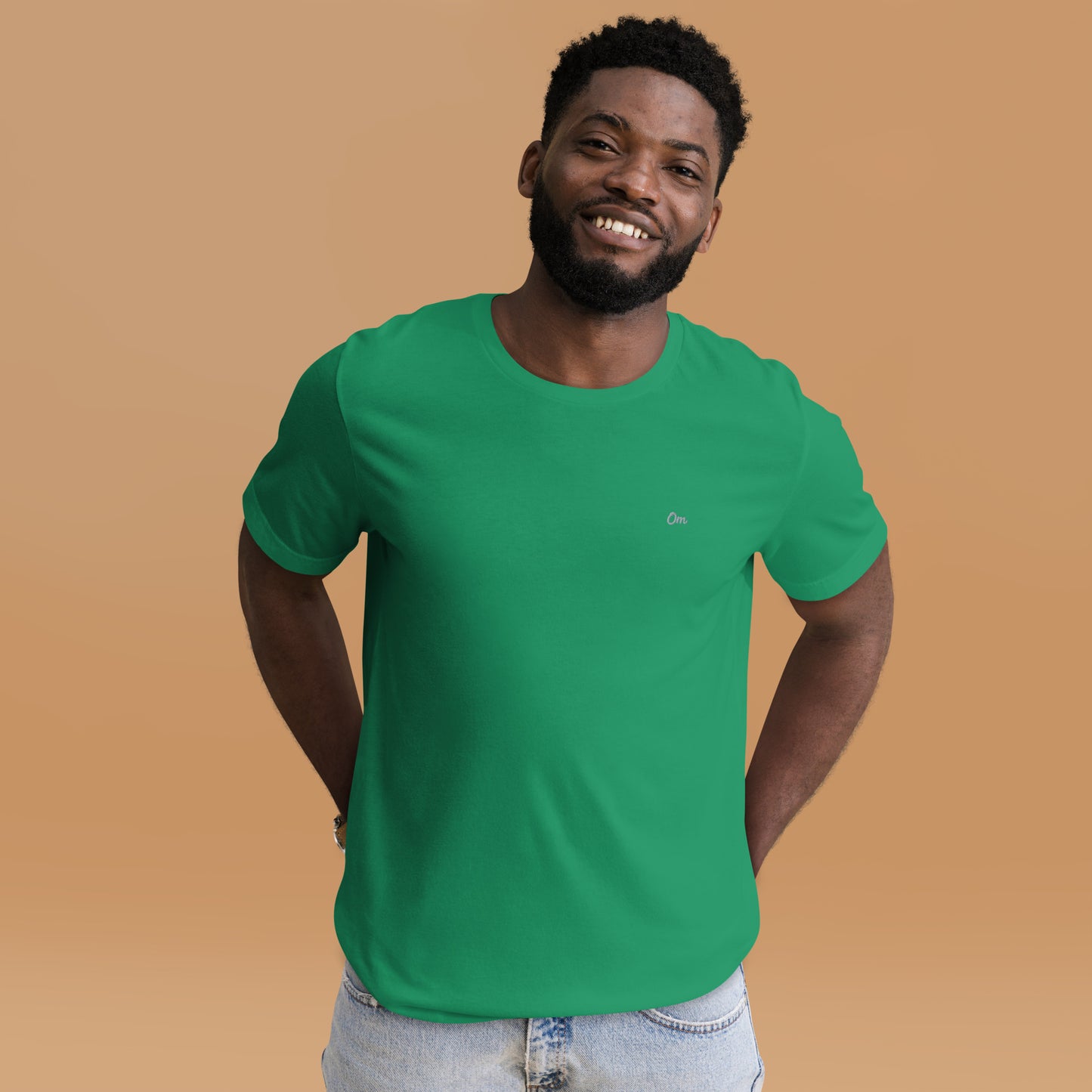 Om Sutil Hombre: Camiseta con Bordado Plateado para Él