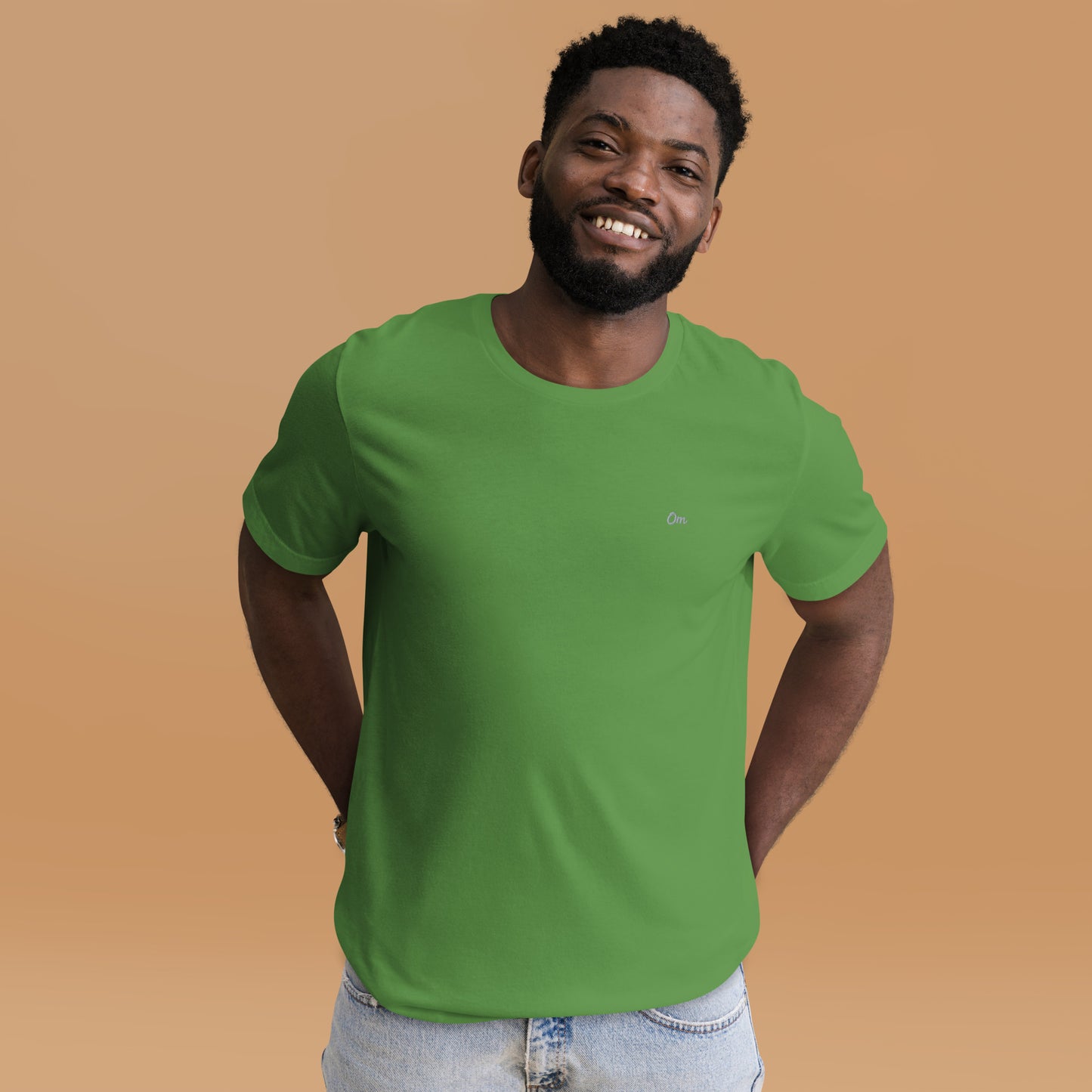 Om Sutil Hombre: Camiseta con Bordado Plateado para Él