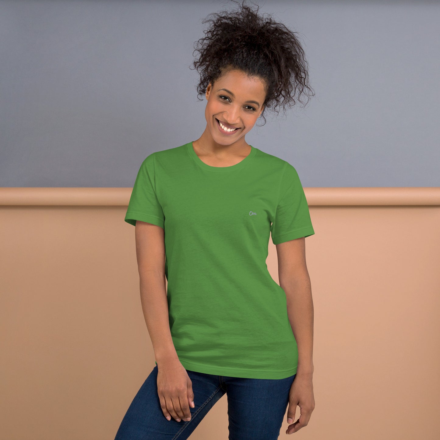 Om Sutil Mujer: Camiseta con Bordado Plateado para Ella