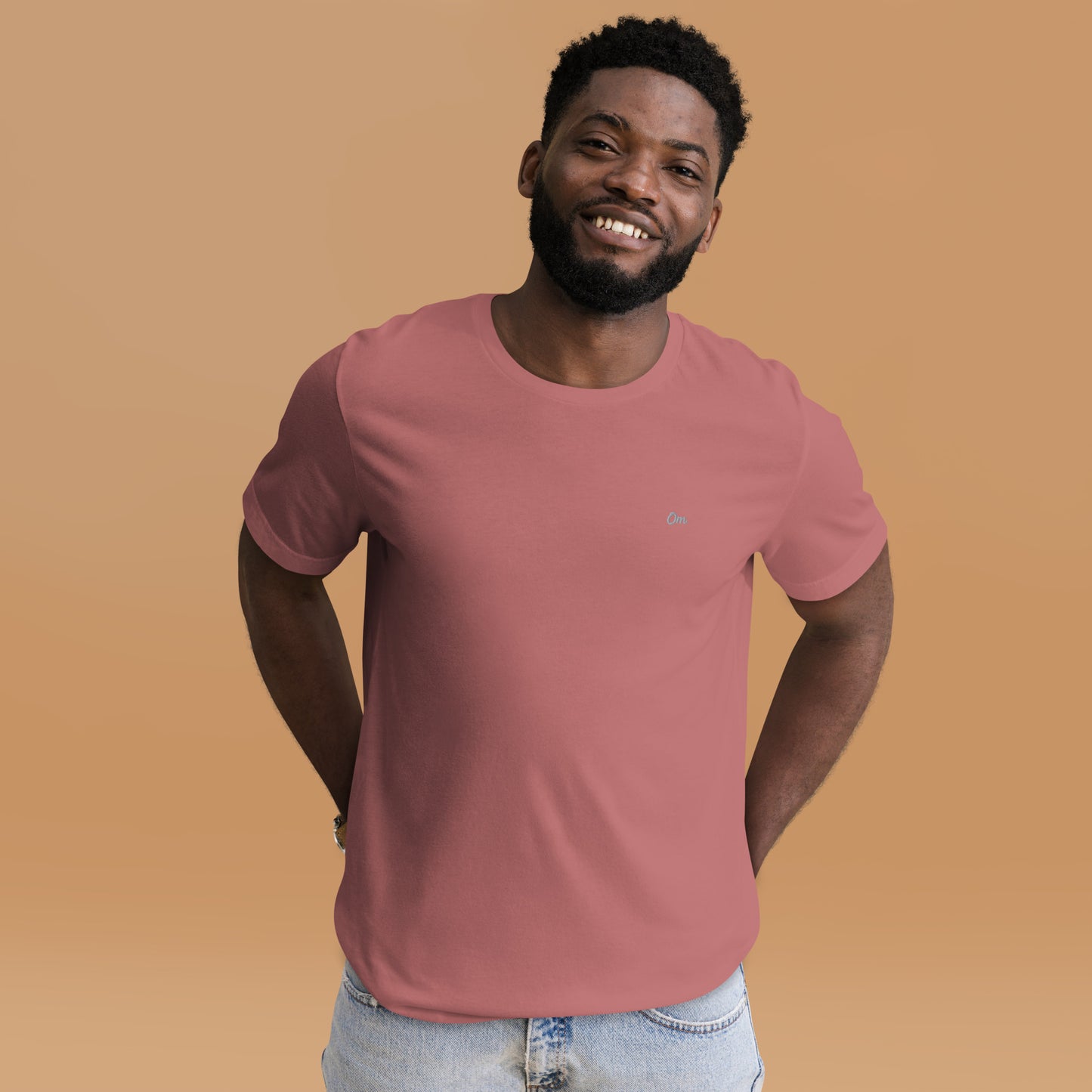 Om Sutil Hombre: Camiseta con Bordado Plateado para Él