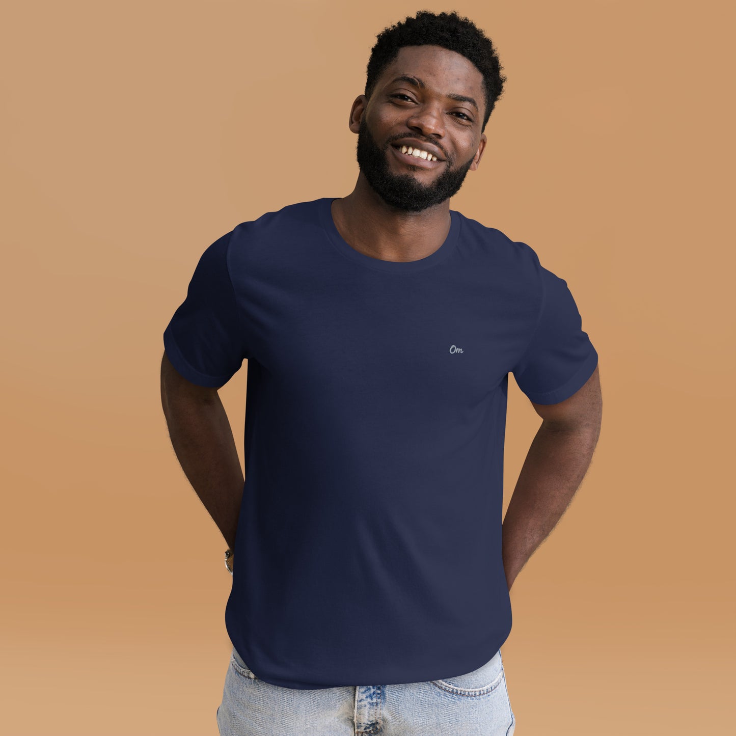 Om Sutil Hombre: Camiseta con Bordado Plateado para Él
