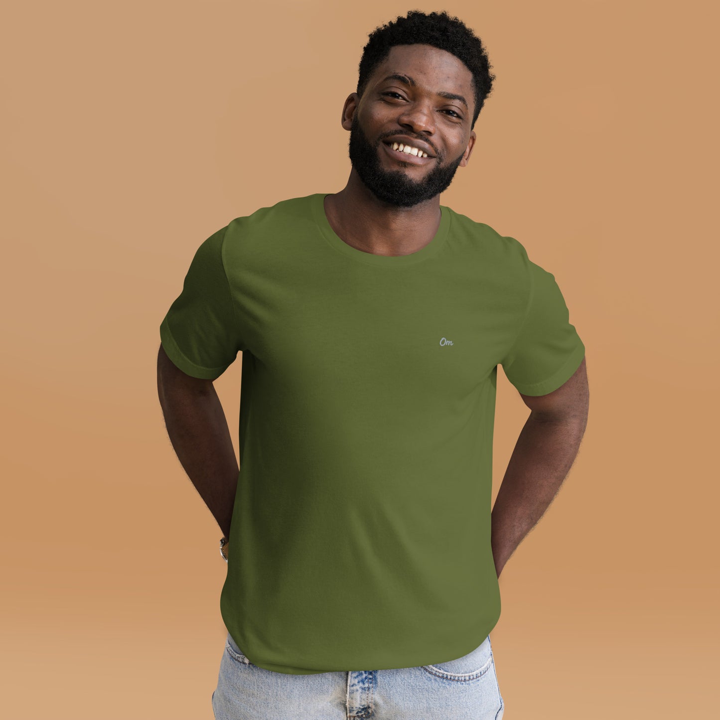Om Sutil Hombre: Camiseta con Bordado Plateado para Él
