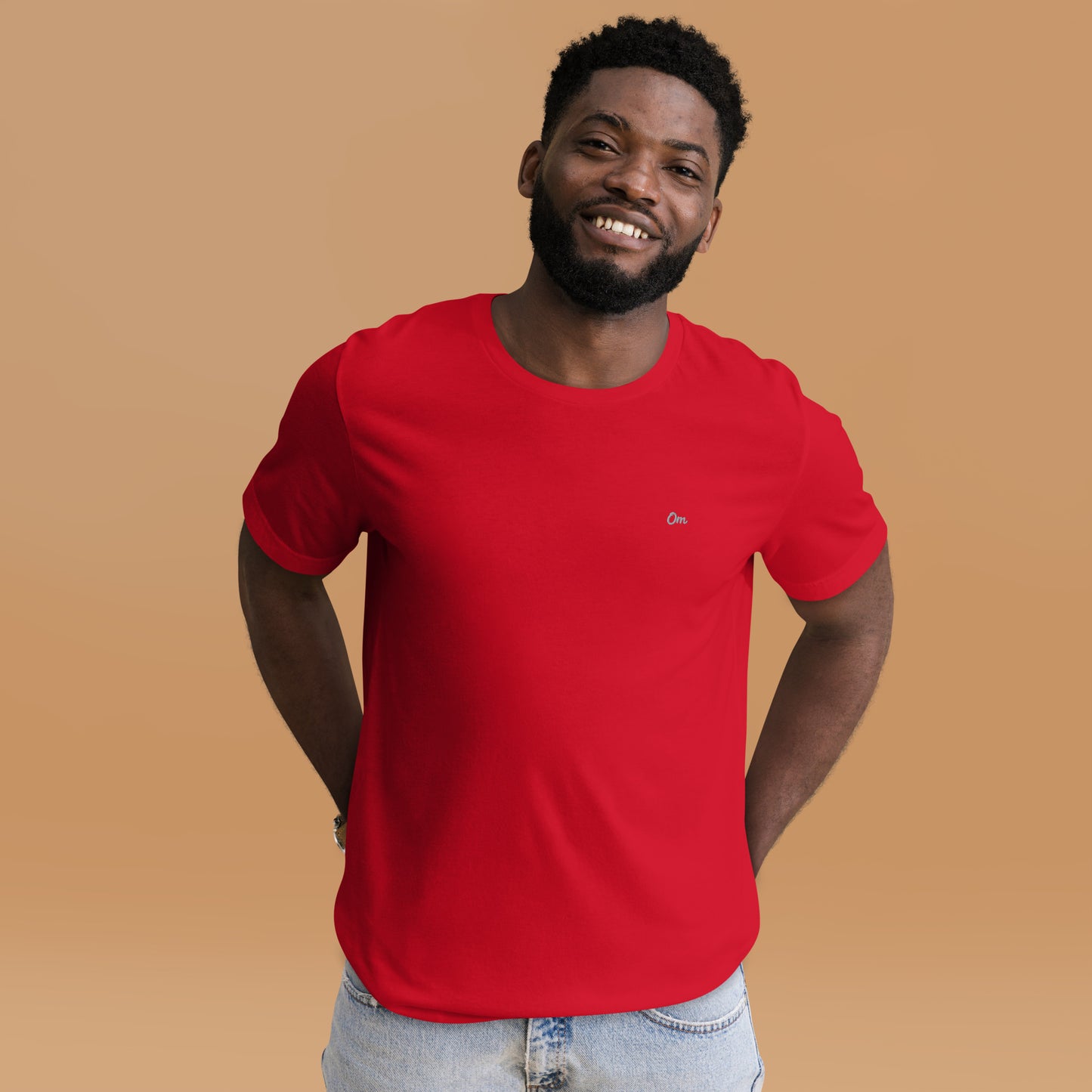 Om Sutil Hombre: Camiseta con Bordado Plateado para Él