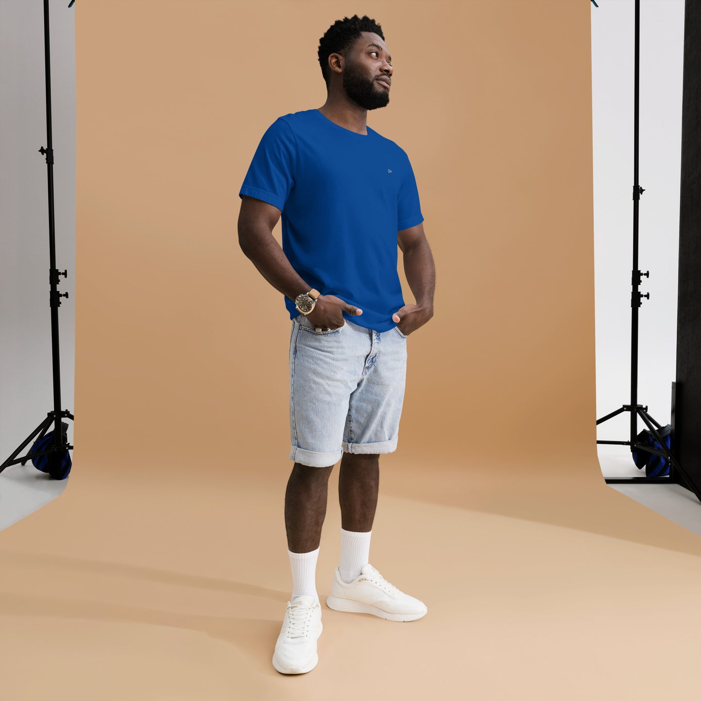Om Sutil Hombre: Camiseta con Bordado Plateado para Él