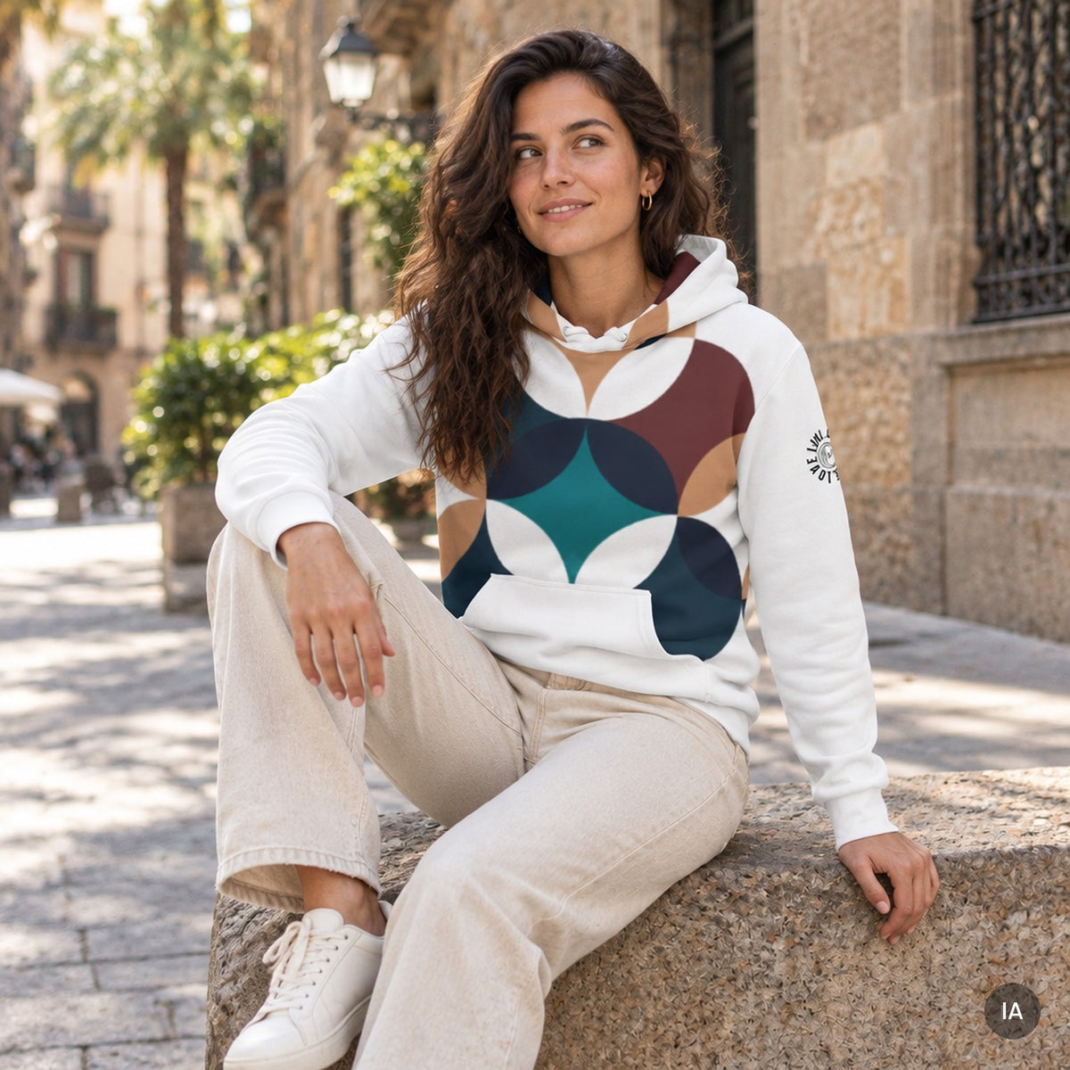Sudadera con capucha Geometric Flow con modelo generada por IA [mujer]