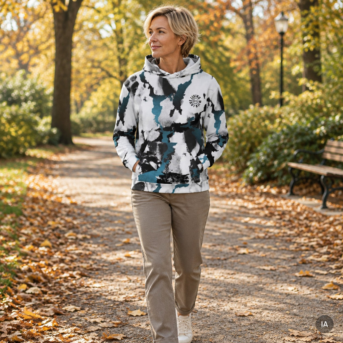 Sudadera con capucha Living Abstract con modelo generada por IA [mujer]