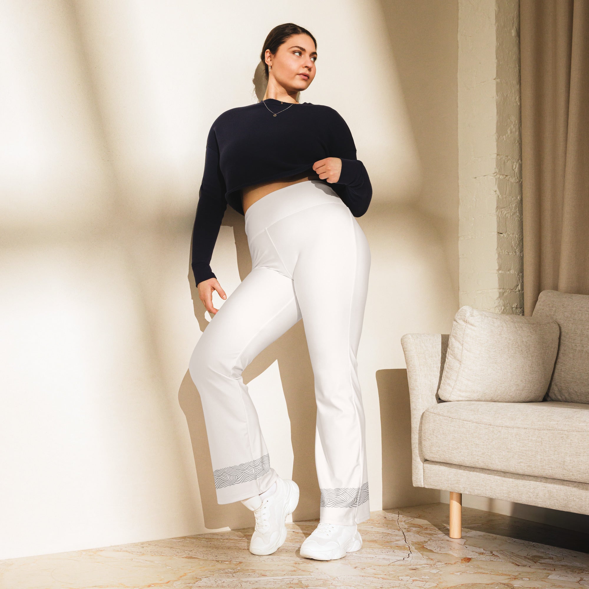 Leggings acampanados blanco con decoraciones en gris