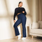 Leggings acampanados Om Domo en azul marino, llevados por una modelo en un interior con luz natural