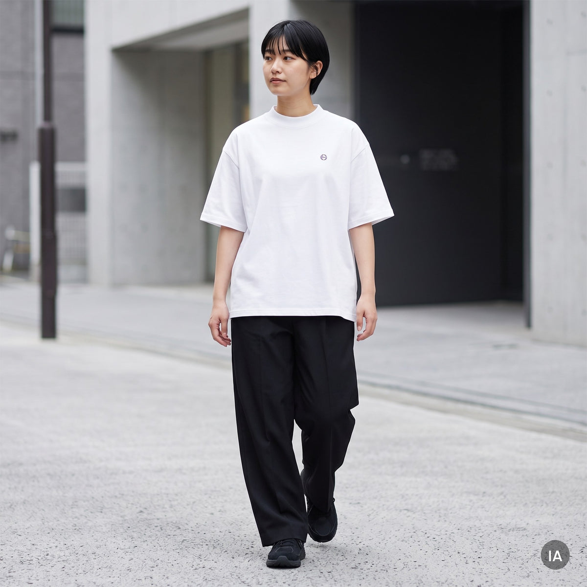 Camiseta blanca de cuello alto unisex bondado — imagen generada con IA a partir de la foto real del producto