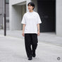 Camiseta blanca de cuello alto unisex bondado — imagen generada con IA a partir de la foto real del producto