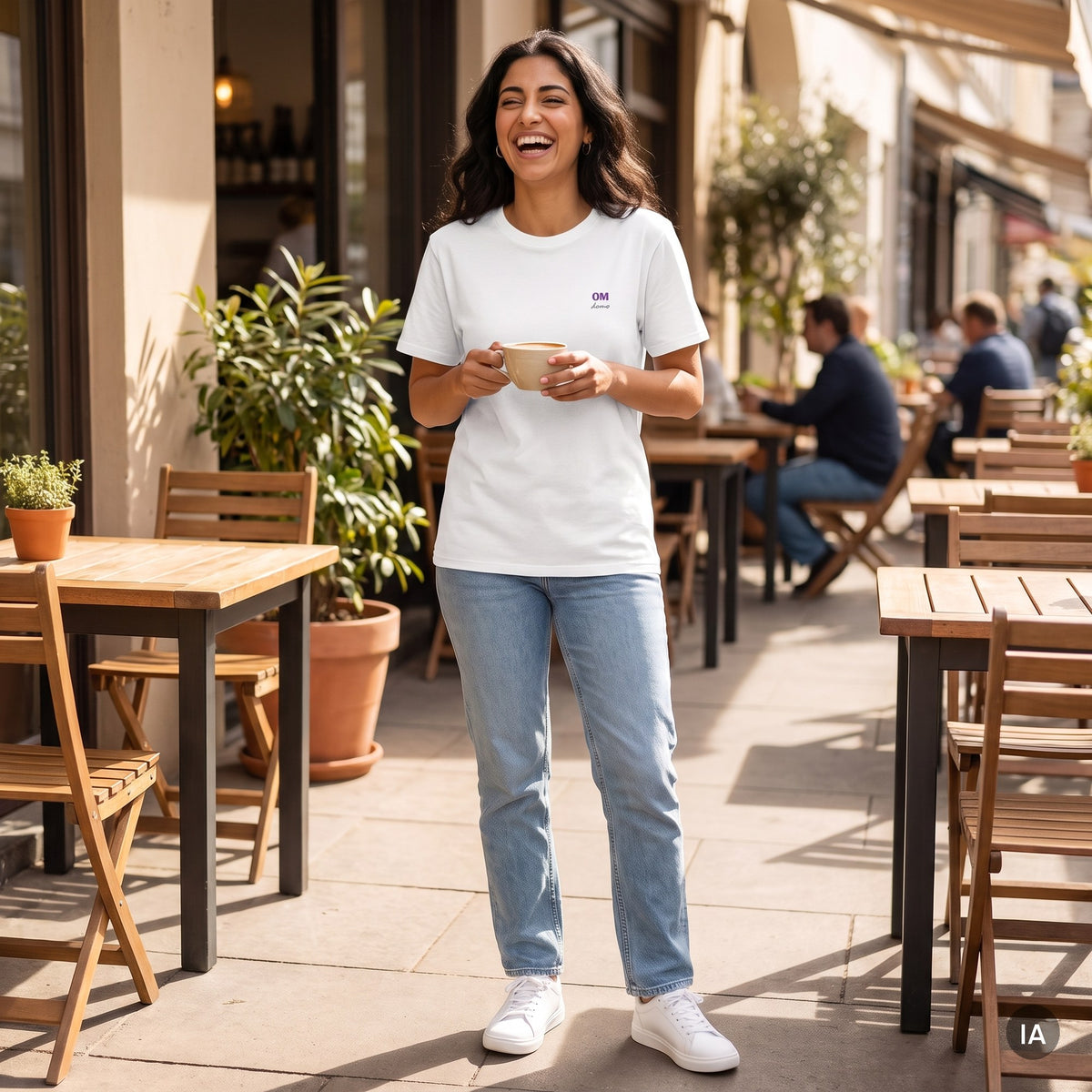 Camiseta gruesa unisex OM domo bordado — imagen generada con IA a partir de la foto real del producto