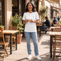 Camiseta gruesa unisex OM domo bordado — imagen generada con IA a partir de la foto real del producto