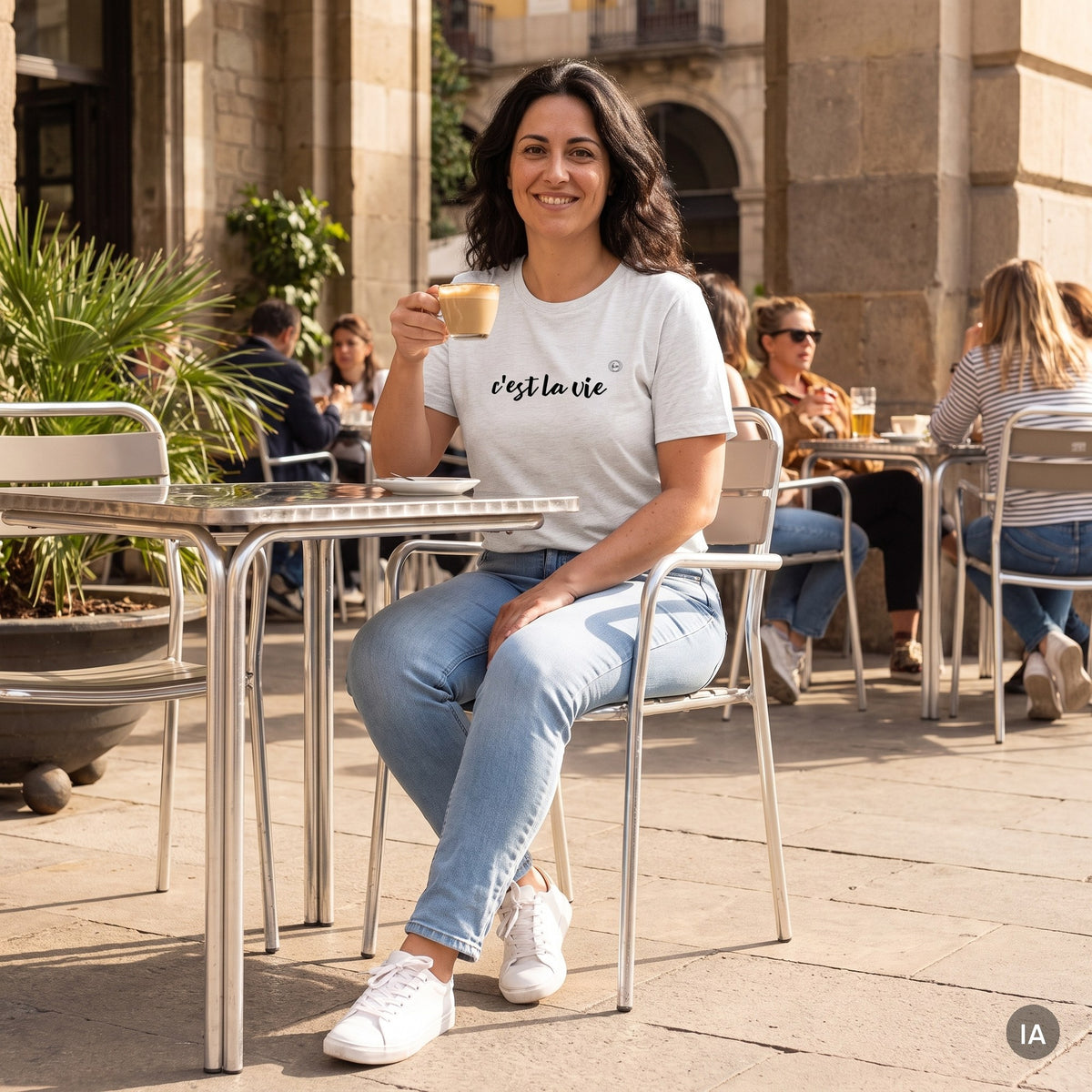 Camiseta C’est la vie — imagen generada con IA a partir de la foto real del producto