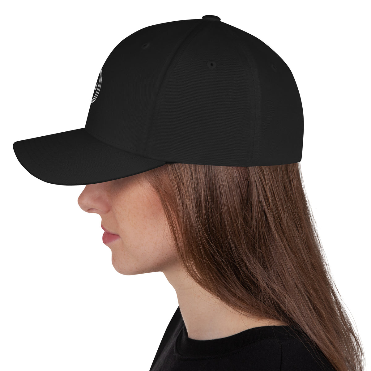 Gorra Om mini bordada negra, lateral izquierdo