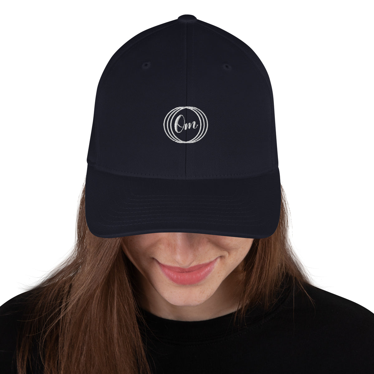 Gorra Om mini bordada azul marino con modelo, vista frontal