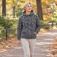 Sudadera con capucha diseño floral oscuro · 95 % poliéster reciclado