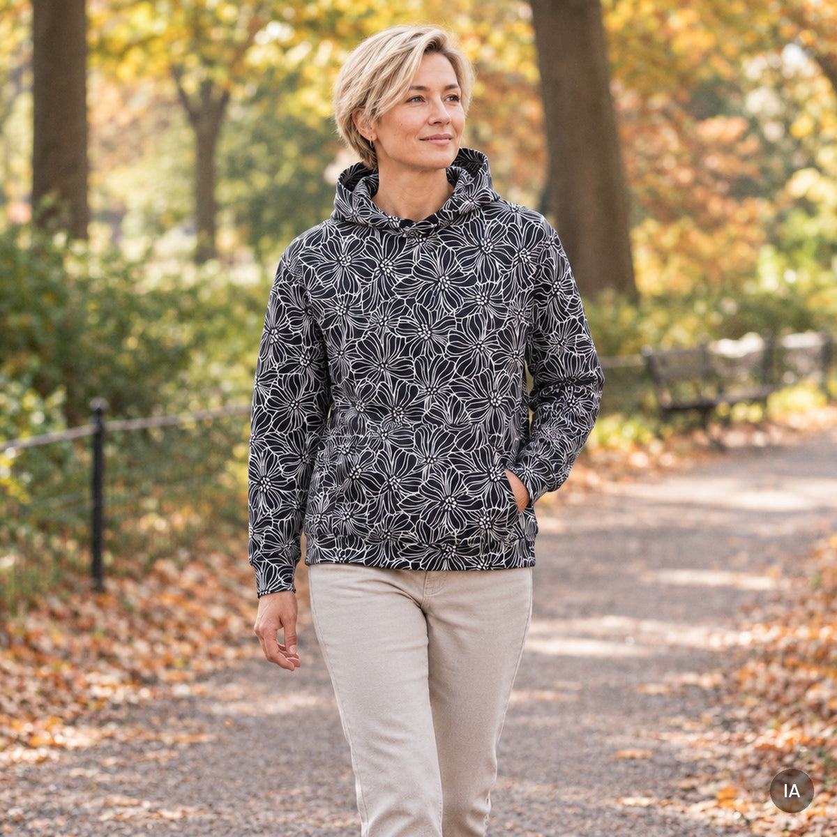 Sudadera con capucha diseño floral oscuro con modelo generada por IA [mujer]