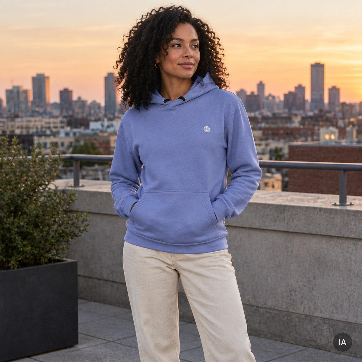 Sudadera con capucha Azul Salvaje con modelo generada por IA [mujer]