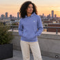 Sudadera con capucha Azul Salvaje con modelo generada por IA [mujer]