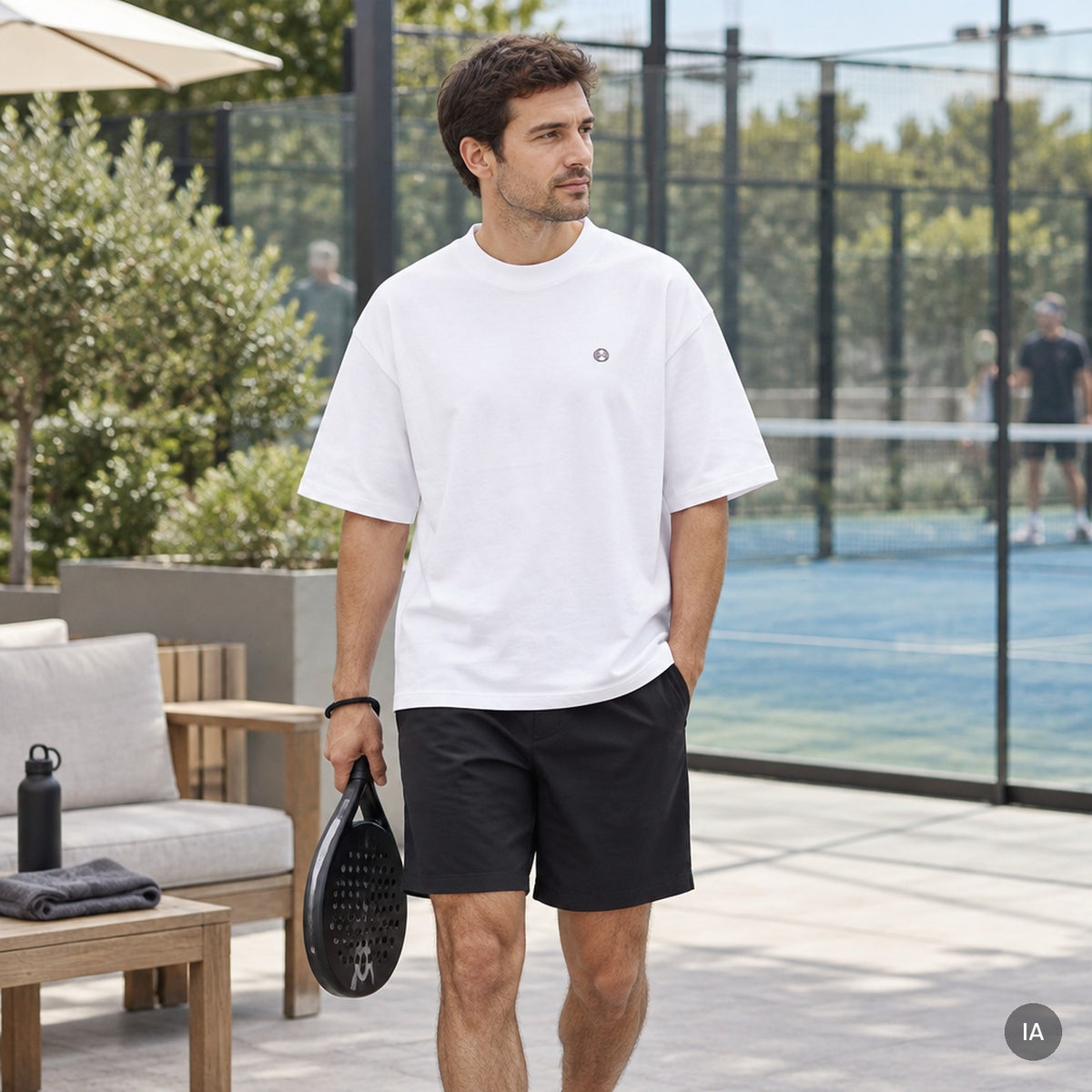 Camiseta oversize blanca de cuello alto Om bordada con modelo generado por IA [hombre]