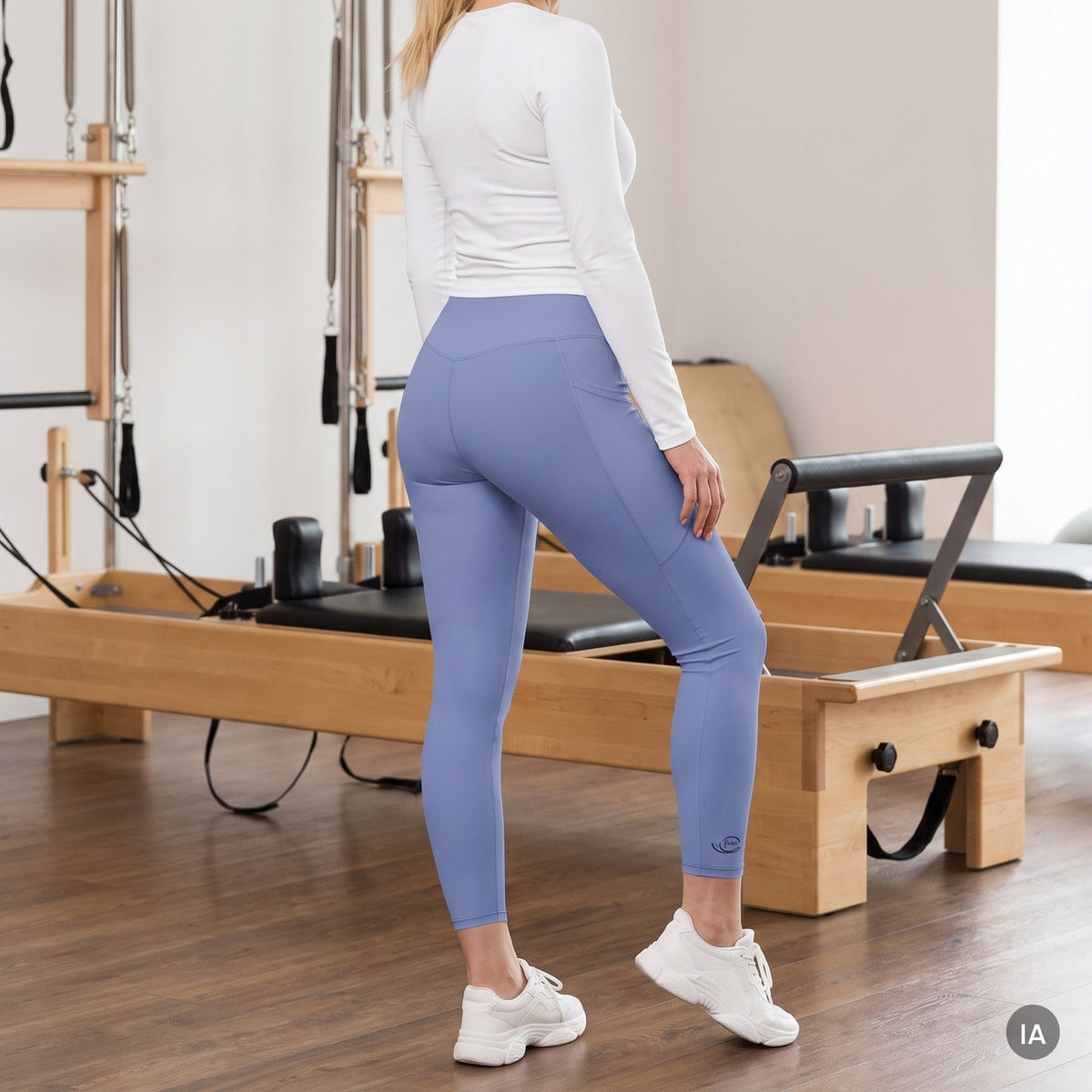 Leggings con bolsillos Azul Salvaje — imagen generada con IA a partir de la foto real del producto