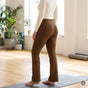 Leggings acampanados — Marrón — imagen generada con IA a partir de la foto real del producto