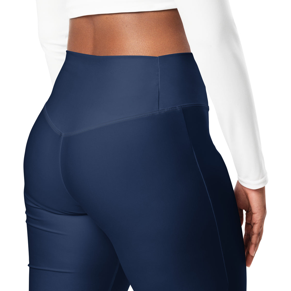 Detalle de la cintura alta de doble capa de los leggings acampanados en azul marino