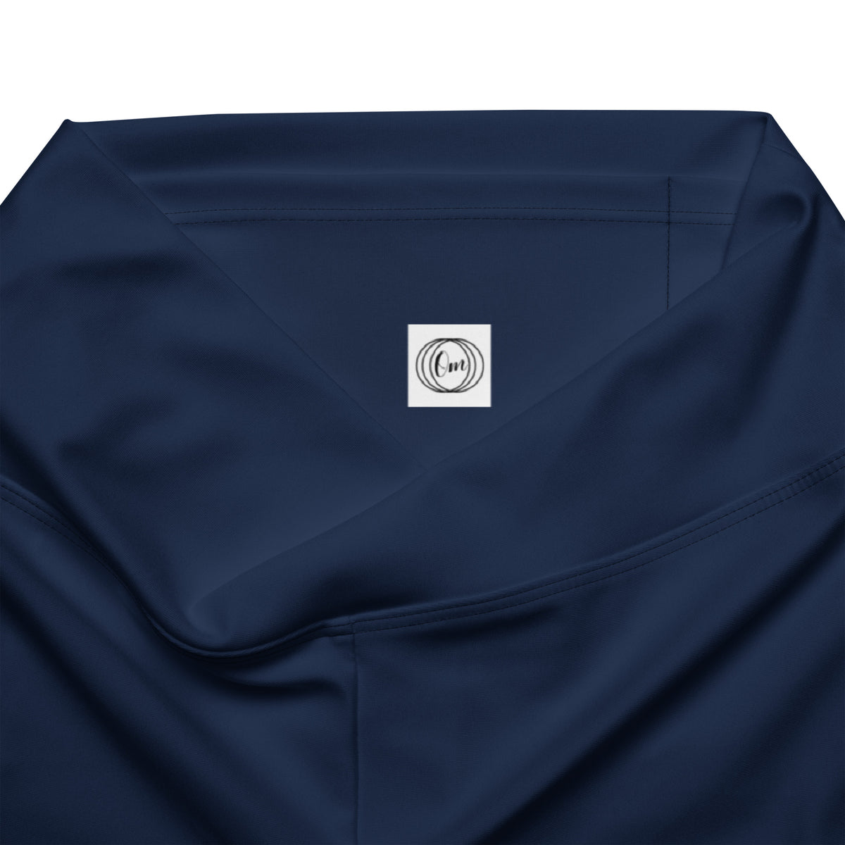 Etiqueta interior de Om Domo en la cintura de los leggings acampanados azul marino