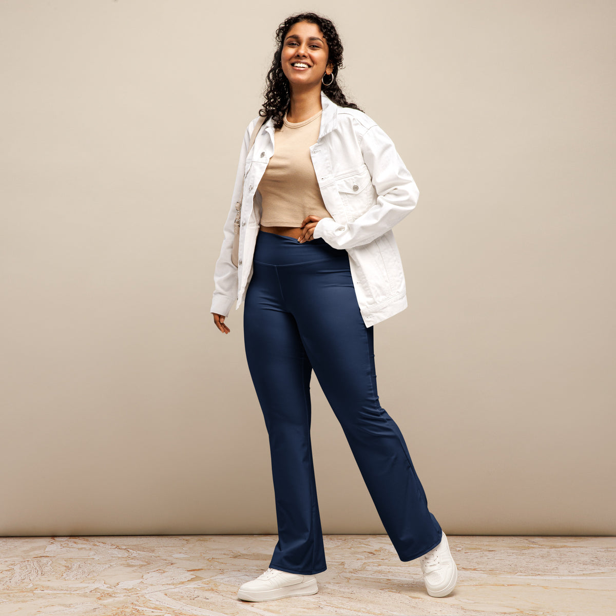 Leggings acampanados Om Domo en azul marino combinados con chaqueta blanca