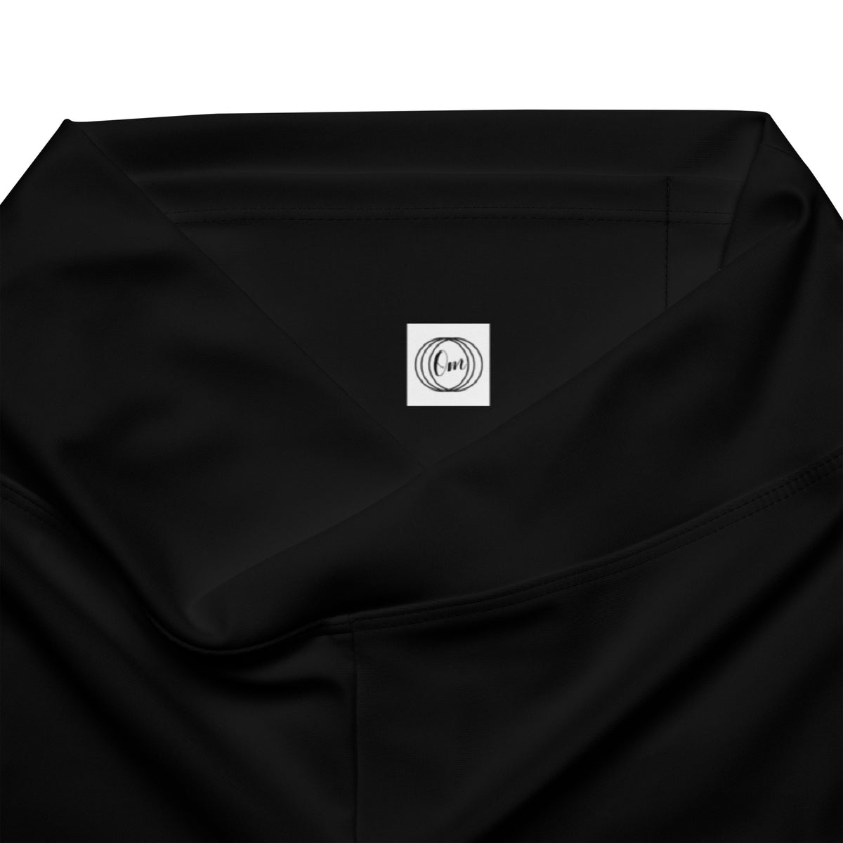 Etiqueta interior de Om Domo en la cintura de los leggings acampanados negros