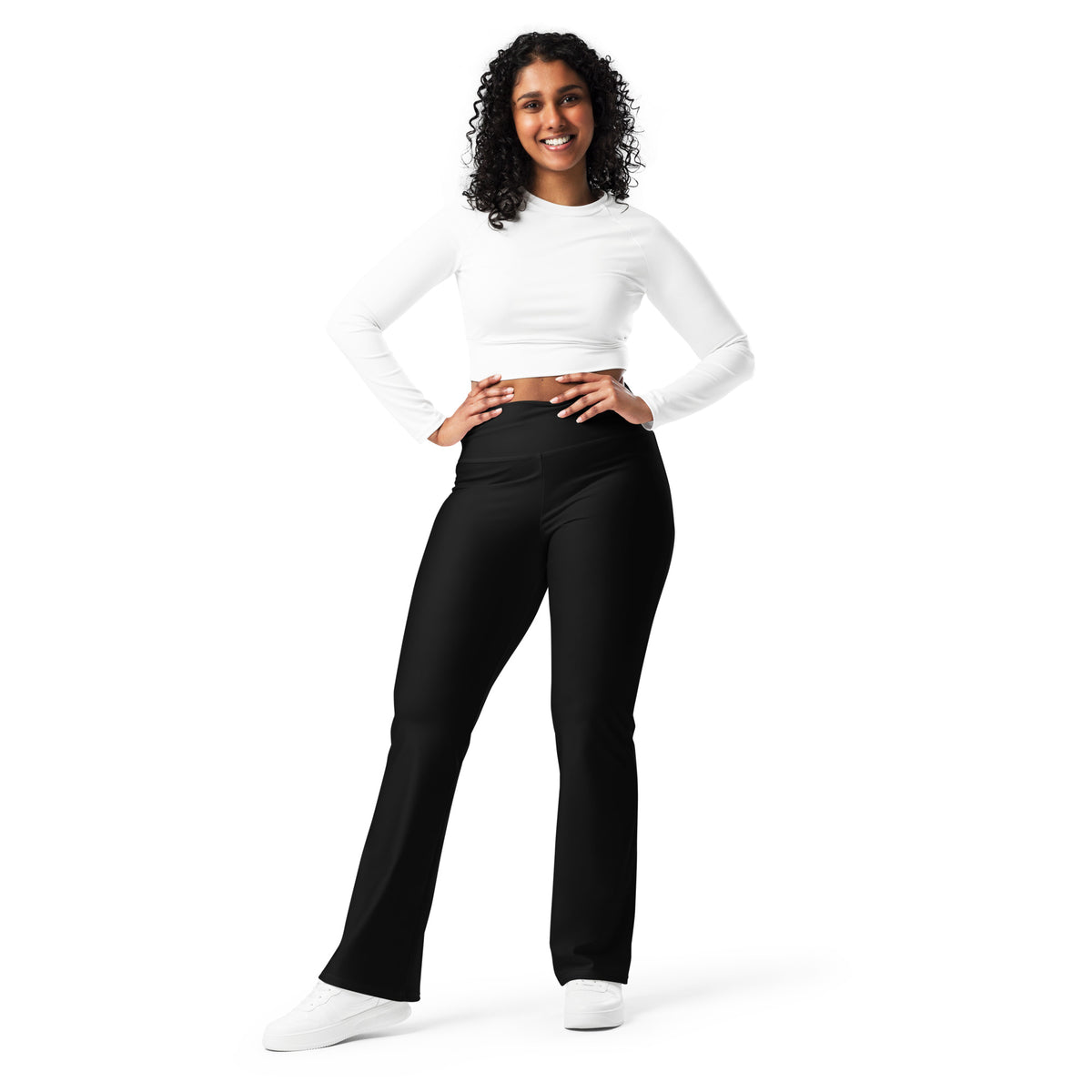 Leggings acampanados Om Domo en negro vistos de frente sobre cuerpo entero