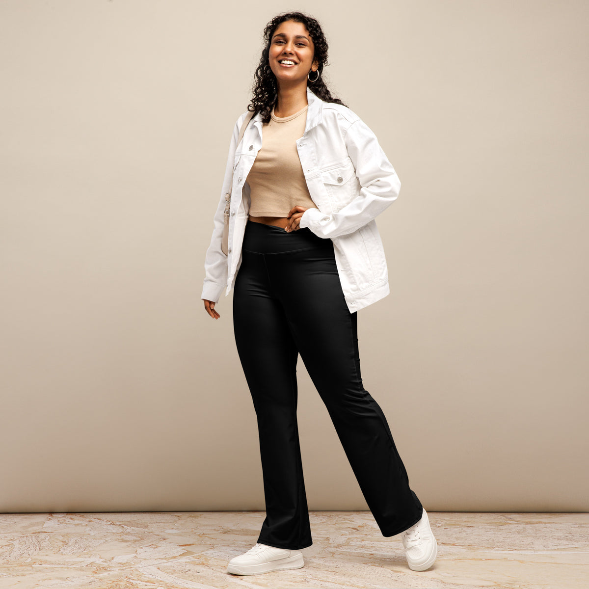 Leggings acampanados Om Domo en negro combinados con chaqueta blanca