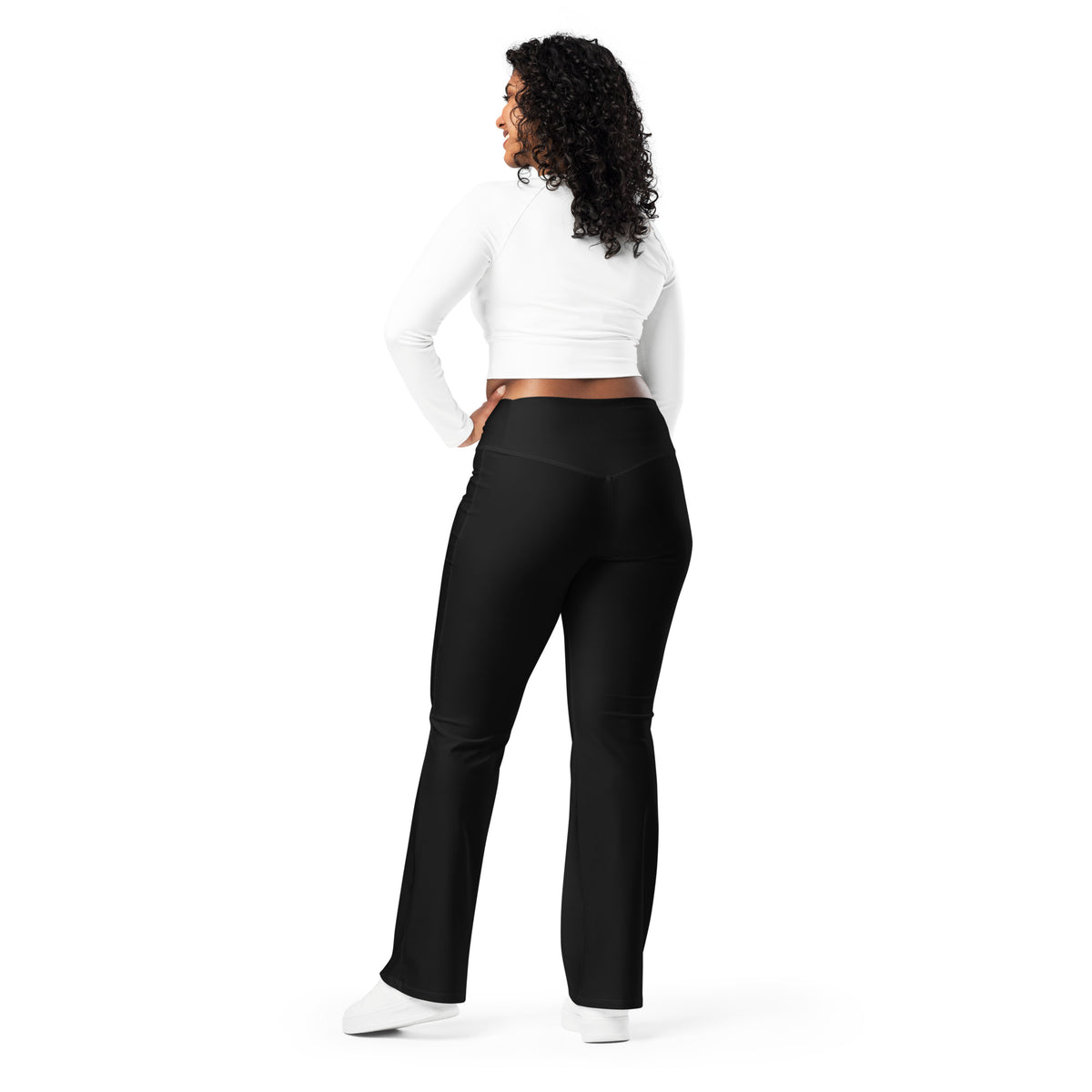 Leggings acampanados Om Domo en negro vistos por detrás sobre cuerpo entero